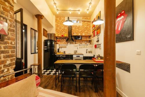 Montmartre Rue des Martyrs Loft with AC, 4-7 PEO, Paris (photo 6)