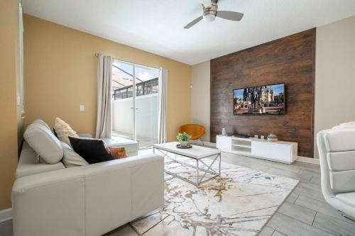 Storey Lake Home Mickey & Minions Beds Sleeps 12 - image 10