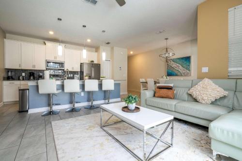 Storey Lake Home Mickey & Minions Beds Sleeps 12 - image 7