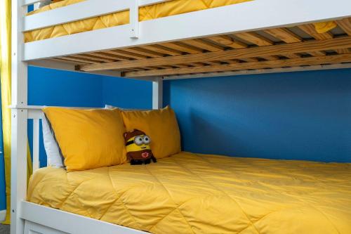 Storey Lake Home Mickey & Minions Beds Sleeps 12 - image 2