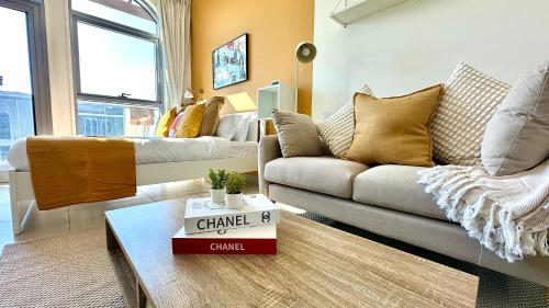 Luxury Bright Studio Near Ski Dubai with Pool View, Dubai (Foto 3)