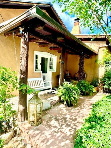 Adobe Lair Historic Homestead 8 min to Plaza in Santa Fe, USA
