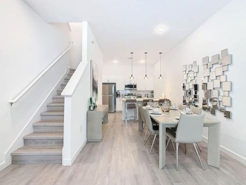 Chic 4BR Den House w Pool Near Disney and Universal in Davenport, USA