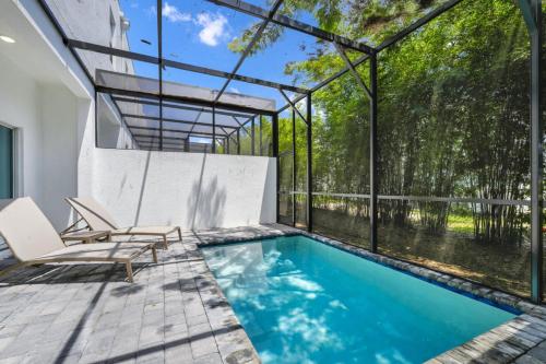 Stylish 5BR Escape w Pool Near Disney and Universal in Davenport, USA