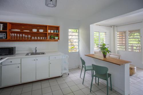 Cozy Cottage 1 bedroom with Stunning Views in ケイ ベイ