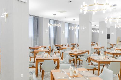 Restaurant, The Central Point Hotel Baku in Baku