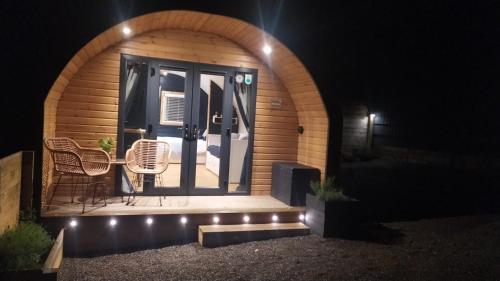 Фасада на хотела, little peru luxury pods and alpaca farm in South Carrick