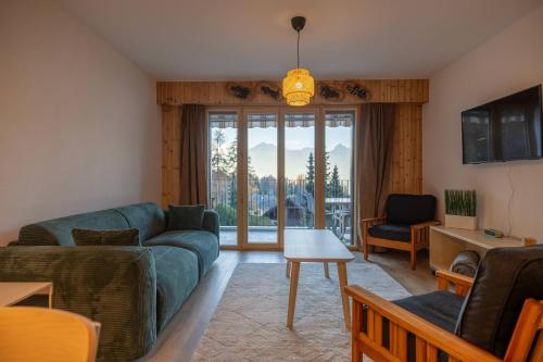 Apartment with Mountain View