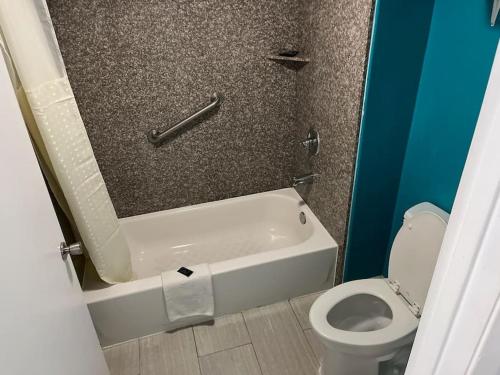 Hotel 2 Double Beds Studio 106 Hot tub in Livingston, USA