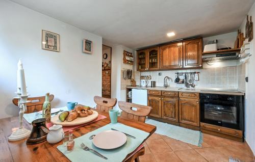 virtuve, Pet Friendly Home In Sveti Urban With Sauna in Robadje