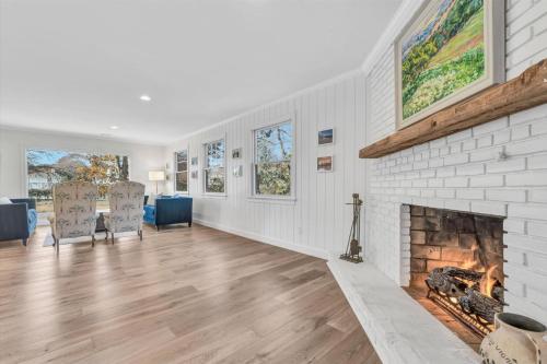 The Madeline - Waterfront Stay with Dock & Fire Pit The Madeline - Waterfront Stay with Dock & Fire Pit