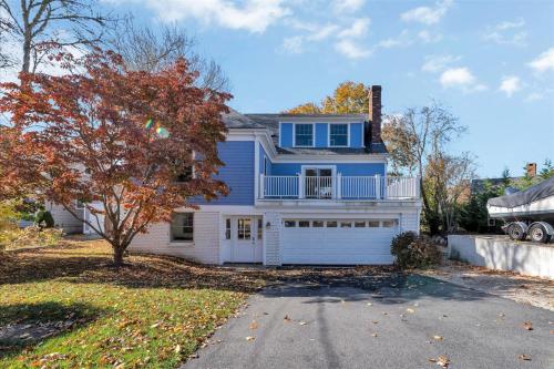 The Madeline - Waterfront Stay with Dock & Fire Pit The Madeline - Waterfront Stay with Dock & Fire Pit