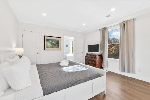 The Madeline - Waterfront Stay with Dock & Fire Pit The Madeline - Waterfront Stay with Dock & Fire Pit