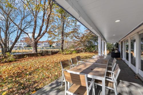 The Madeline - Waterfront Stay with Dock & Fire Pit The Madeline - Waterfront Stay with Dock & Fire Pit