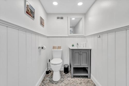 The Madeline - Waterfront Stay with Dock & Fire Pit The Madeline - Waterfront Stay with Dock & Fire Pit