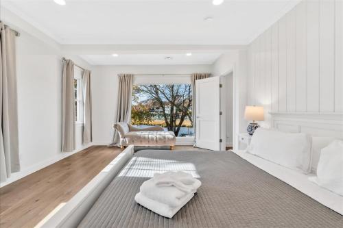 The Madeline - Waterfront Stay with Dock & Fire Pit The Madeline - Waterfront Stay with Dock & Fire Pit