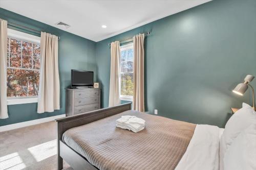 The Madeline - Waterfront Stay with Dock & Fire Pit The Madeline - Waterfront Stay with Dock & Fire Pit