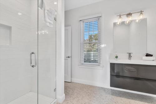 The Madeline - Waterfront Stay with Dock & Fire Pit The Madeline - Waterfront Stay with Dock & Fire Pit