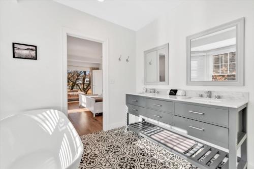 The Madeline - Waterfront Stay with Dock & Fire Pit The Madeline - Waterfront Stay with Dock & Fire Pit