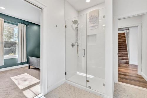 The Madeline - Waterfront Stay with Dock & Fire Pit The Madeline - Waterfront Stay with Dock & Fire Pit