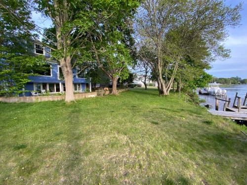 The Madeline - Waterfront Stay with Dock & Fire Pit The Madeline - Waterfront Stay with Dock & Fire Pit