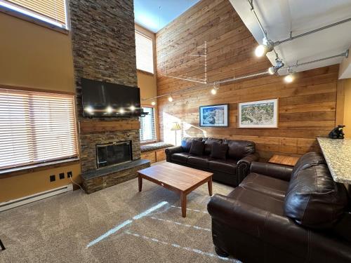 Lakeside, spacious, modern 2BR - sleeps up to 8 condo in Keystone, USA