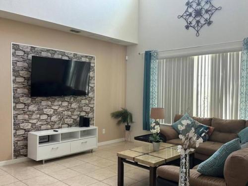 Beautiful Vacation Home w Disney, Pool in Kissimmee, USA