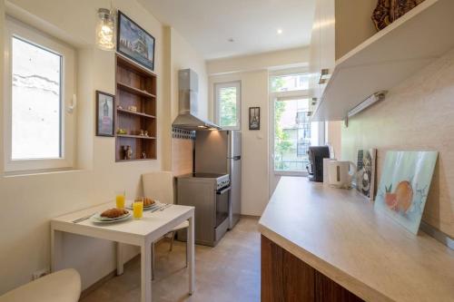 Very Central & Aristocratic 2 Bedroom Apartment with Air conditioning, Sofia (Foto 3)