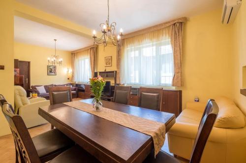 Very Central & Aristocratic 2 Bedroom Apartment with Air conditioning, Sofia (Foto 10)