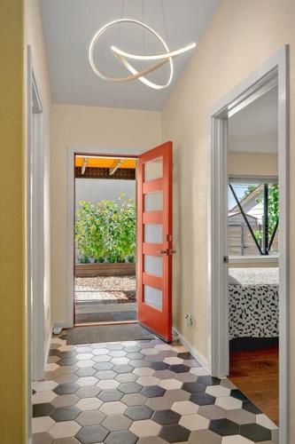 Mid-Century Grand Junction Oasis! 4 Bedrooms and Private Courtyard! – khách sạn tại Grand Junction