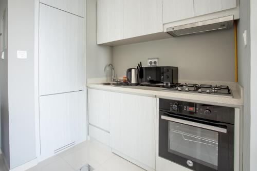 Kitchen, Dubai Burj KHALIFA VIEW SMART HOME ZADA TOWER in Dubai