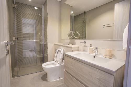 Shower, Dubai Burj KHALIFA VIEW SMART HOME ZADA TOWER in Dubai