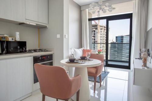 Kitchen, Dubai Burj KHALIFA VIEW SMART HOME ZADA TOWER in Dubai