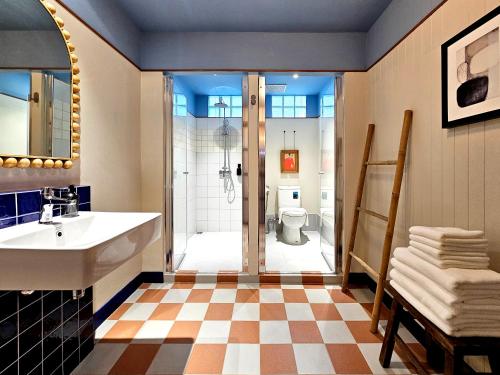 room detail thumbnail 2