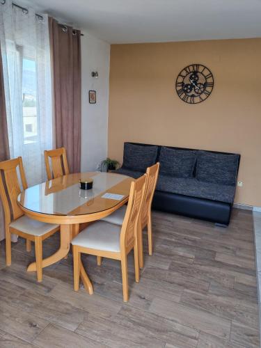 One-Bedroom Apartment image 7