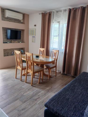 One-Bedroom Apartment image 6