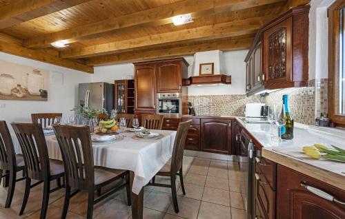 ห้องครัว, Lovely Home In Donje Polje in โปลเยตอนล่าง