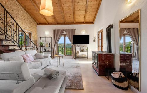 Lovely Home In Donje Polje in โปลเยตอนล่าง