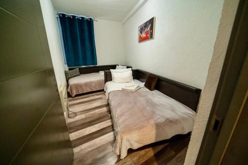 2 twin beds, 1 sofa bed