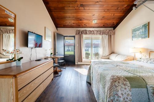1 queen bed, 1 sofa bed