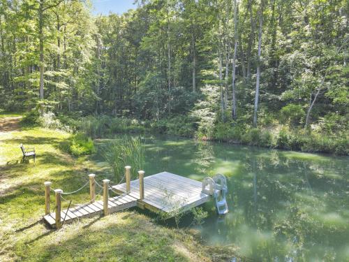 Dukes Getaway at Big Branch #00805,Hocking Hills Cabin with Private Pond, Pet-Friendly in Logan, USA
