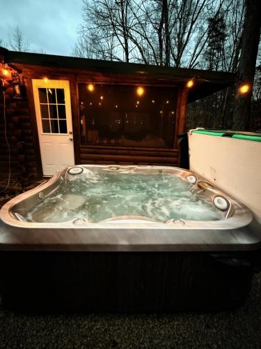 Dukes Getaway at Big Branch #00805,Hocking Hills Cabin with Private Pond, Pet-Friendly in Logan, USA