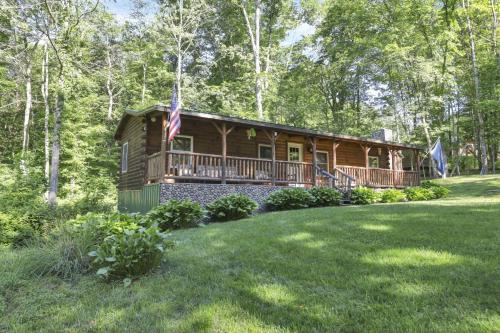 Dukes Getaway at Big Branch #00805,Hocking Hills Cabin with Private Pond, Pet-Friendly in Logan, USA