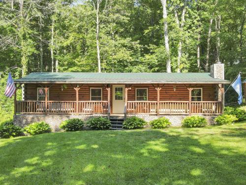 Dukes Getaway at Big Branch #00805,Hocking Hills Cabin with Private Pond, Pet-Friendly in Logan, USA
