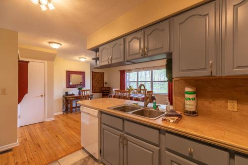 A Treetop Escape in Blowing Rock, USA
