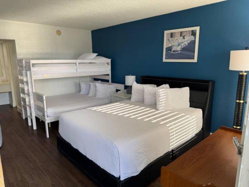 Waterfront Room, Heated Pool, Tiki Bar & Grill !