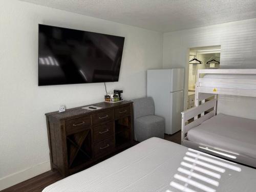 Waterfront Room, Heated Pool, Tiki Bar & Grill ! in Sarasota, USA