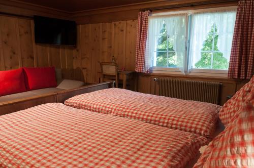 1 queen bed, 1 sofa bed
