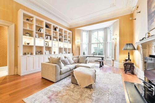 Elegant Victorian Flat Near Chelsea Embankment, Londres
