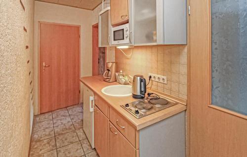 virtuve, 1 Bedroom Nice Apartment In Mühl Rosin (1 Bedroom Nice Apartment In Muhl Rosin) in Muhl Rosin